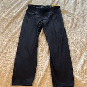NWT all in Motion mid rise capri Black